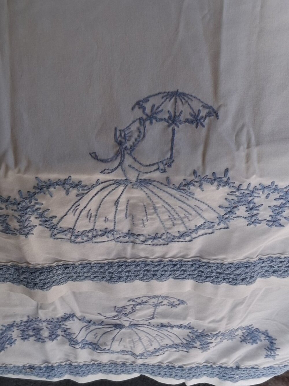 Vintage Hand‑Embroidered Southern Belle Pillowcase Set (4) Crochet Trim - Picture 4 of 11